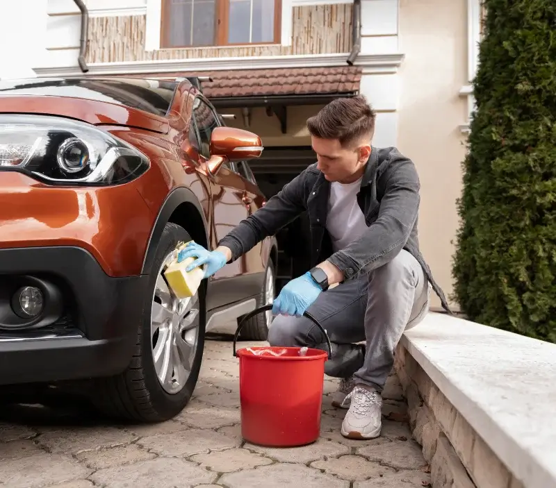 Lavage auto à domicile Germignac : professionnel intervenant sur un véhicule